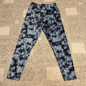 Onzie high waisted leggings. Size large.